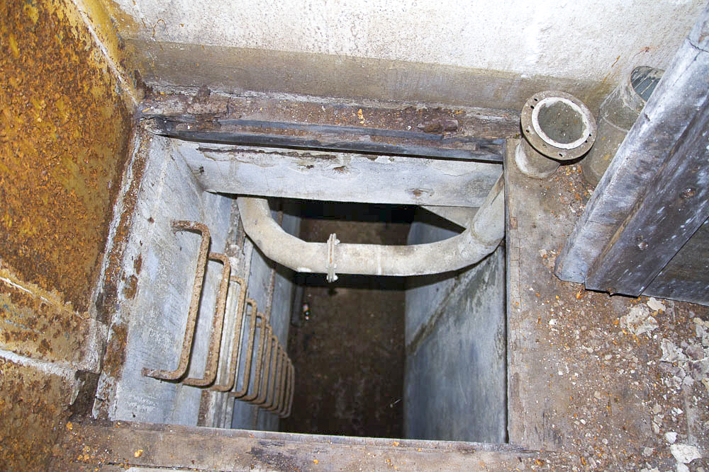 Ligne Maginot - MOLVANGE - A9 - (Ouvrage d'artillerie) - Entrée des hommes
Accès à l'étage inférieur depuis la chambre de tir - Michel TEITEN