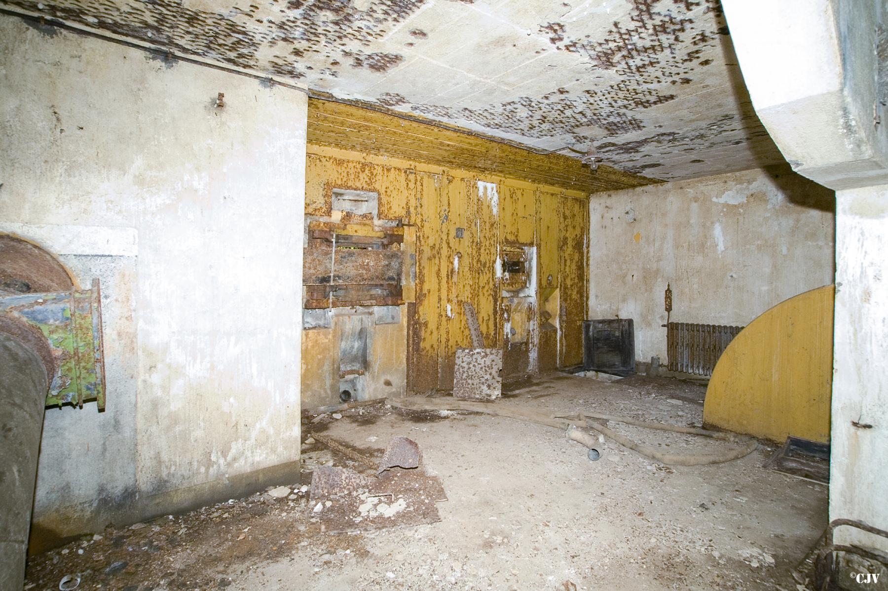Ligne Maginot - MOLVANGE - A9 - (Ouvrage d'artillerie) - Entrée des hommes
Chambre de tir