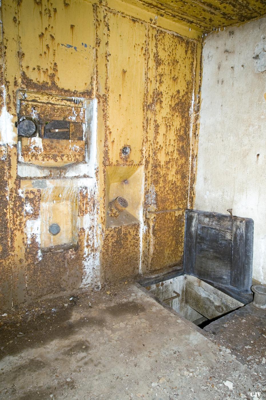 Ligne Maginot - MOLVANGE - A9 - (Ouvrage d'artillerie) - Entrée des hommes
La chambre de tir avec le passage vers l’étage inférieur - Lia VERMEULEN