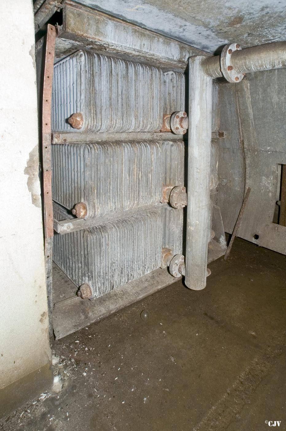 Ligne Maginot - MOLVANGE - A9 - (Ouvrage d'artillerie) - Entrée des hommes
L'aérorefroidisseur pour les moteurs de l’usine. 
Cet équipement a été désaffecté lors du remplacement des moteurs Alsthom par des SGCM dans les années 30
 - Lia VERMEULEN