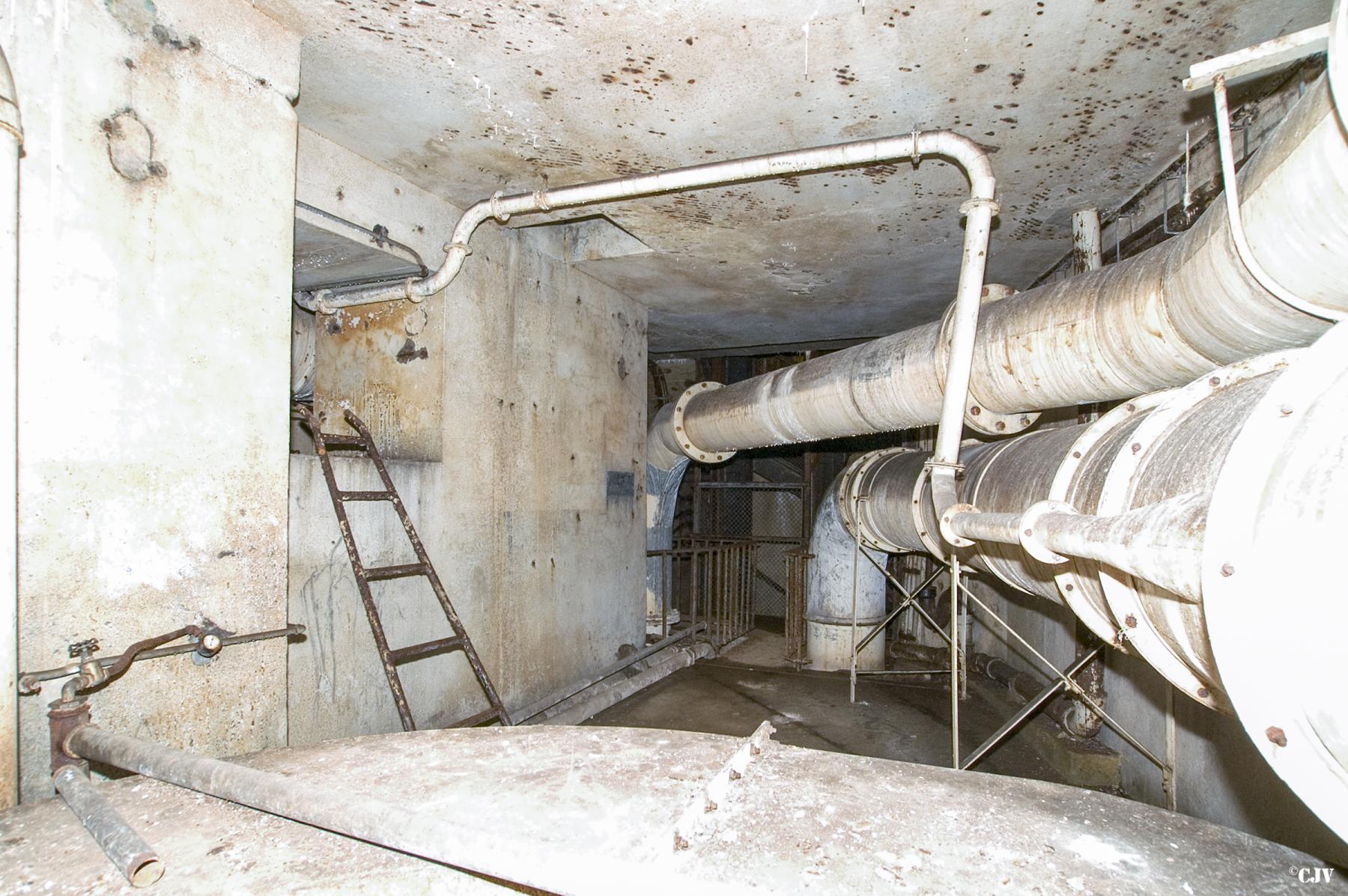 Ligne Maginot - MOLVANGE - A9 - (Ouvrage d'artillerie) - Entrée des hommes
Les conduits d’échappement des moteurs de l'usine et la sortie de l'air vicié - Lia VERMEULEN