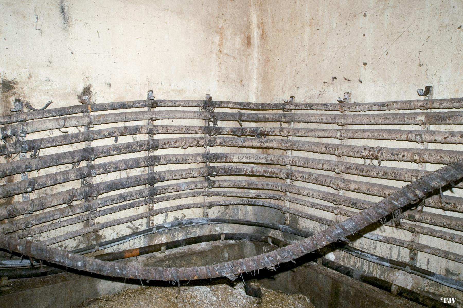 Ligne Maginot - MOLVANGE - A9 - (Ouvrage d'artillerie) - Galerie de liaison de l'entrée hommes
Blockhaus de défense
Les câbles - Lia VERMEULEN