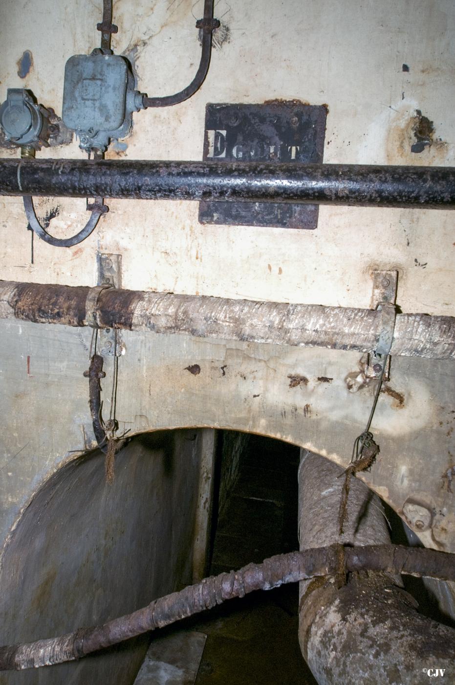 Ligne Maginot - MOLVANGE - A9 - (Ouvrage d'artillerie) - Entrée des hommes
L'égout avec arrivée des câbles - Lia VERMEULEN