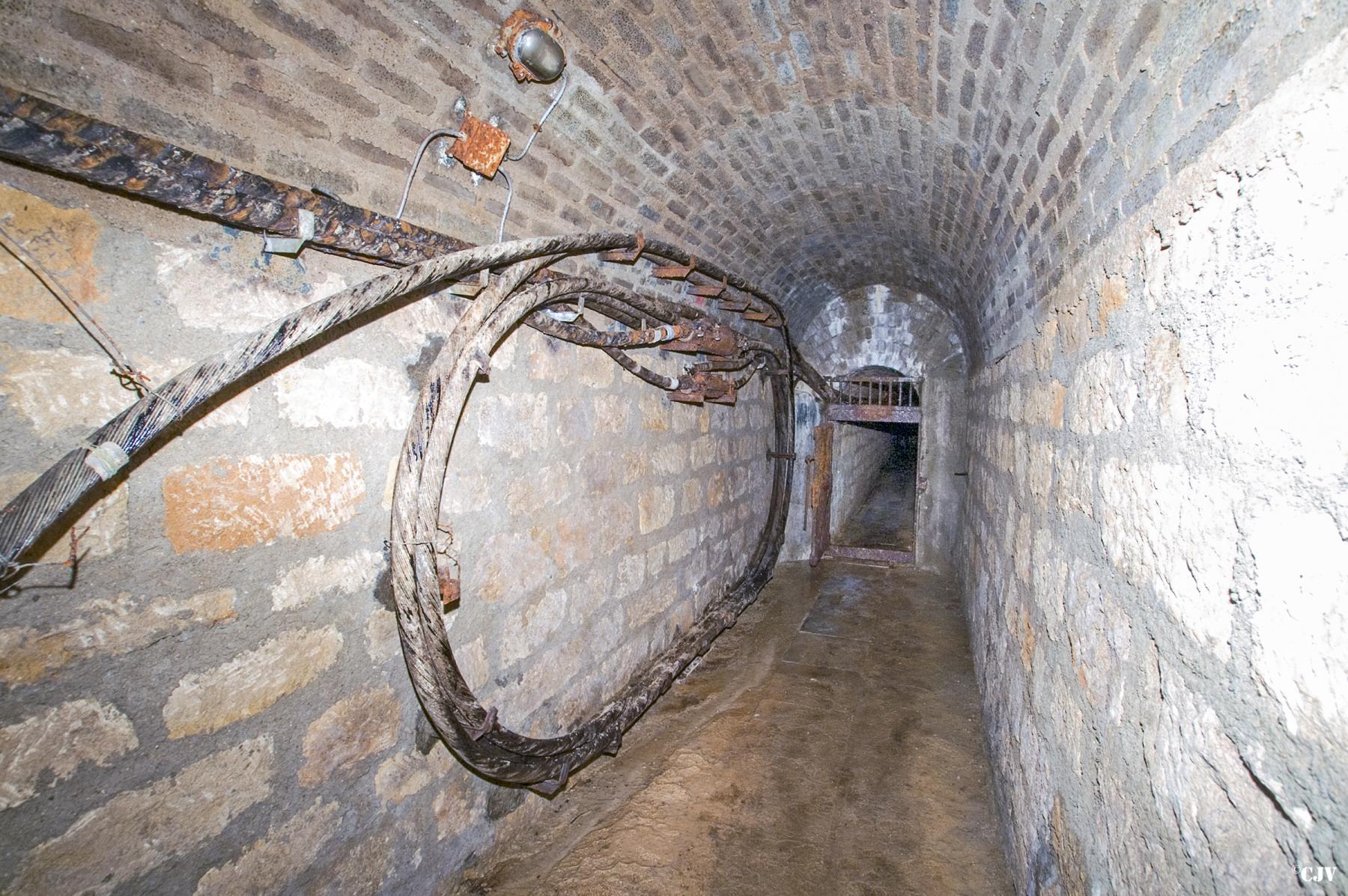 Ligne Maginot - MOLVANGE - A9 - (Ouvrage d'artillerie) - L'égout avec arrivée des cables - Lia VERMEULEN