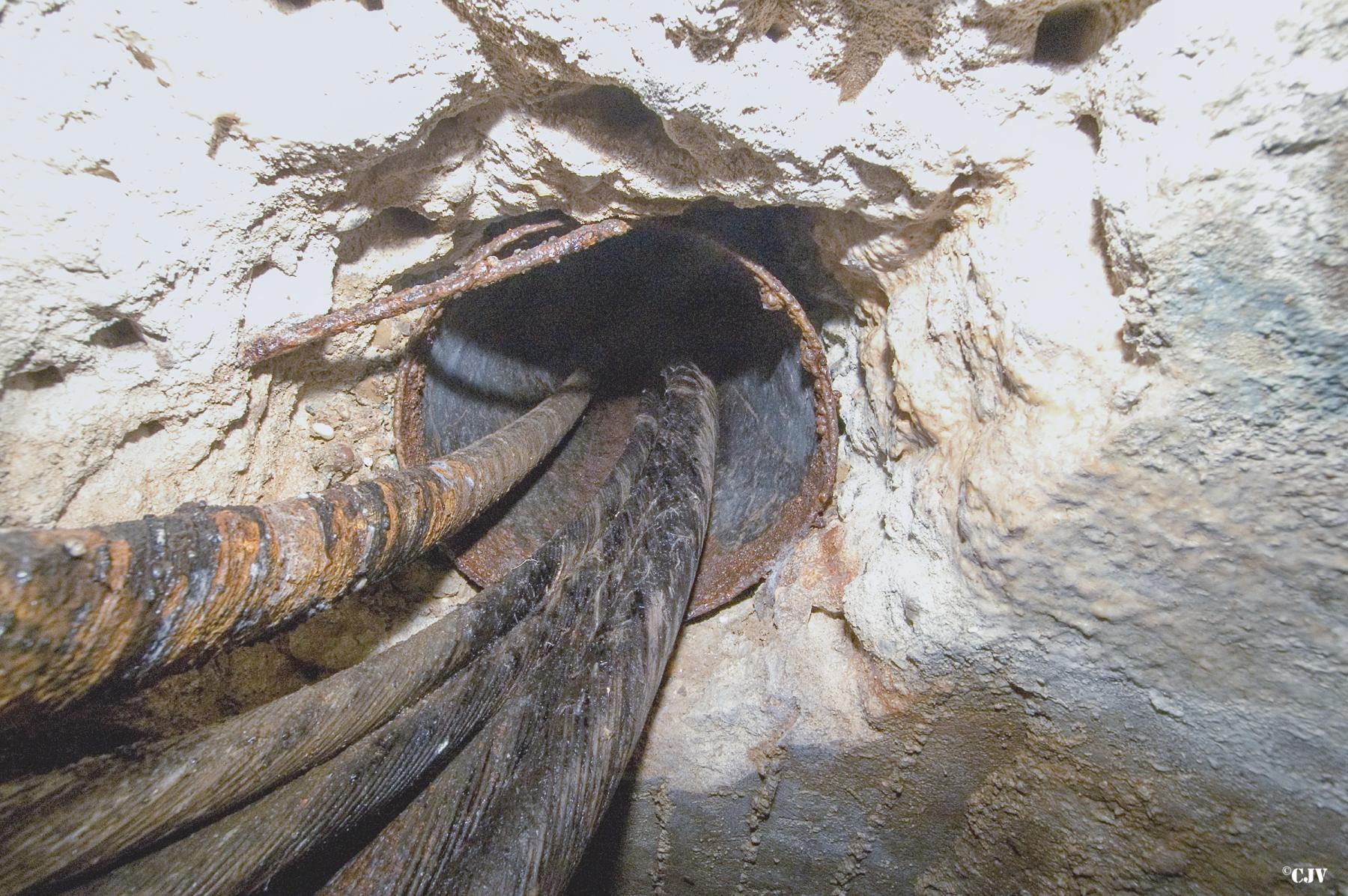 Ligne Maginot - MOLVANGE - A9 - (Ouvrage d'artillerie) - L'égout avec arrivée des cables - Lia VERMEULEN