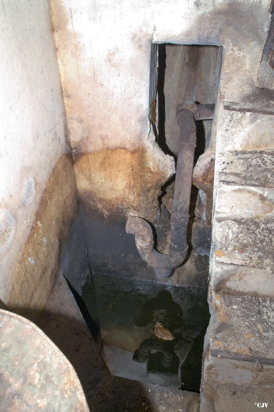 Ligne Maginot - MOLVANGE - A9 - (Ouvrage d'artillerie) - L'égout avec arrivée des cables
Siphon - Lia VERMEULEN