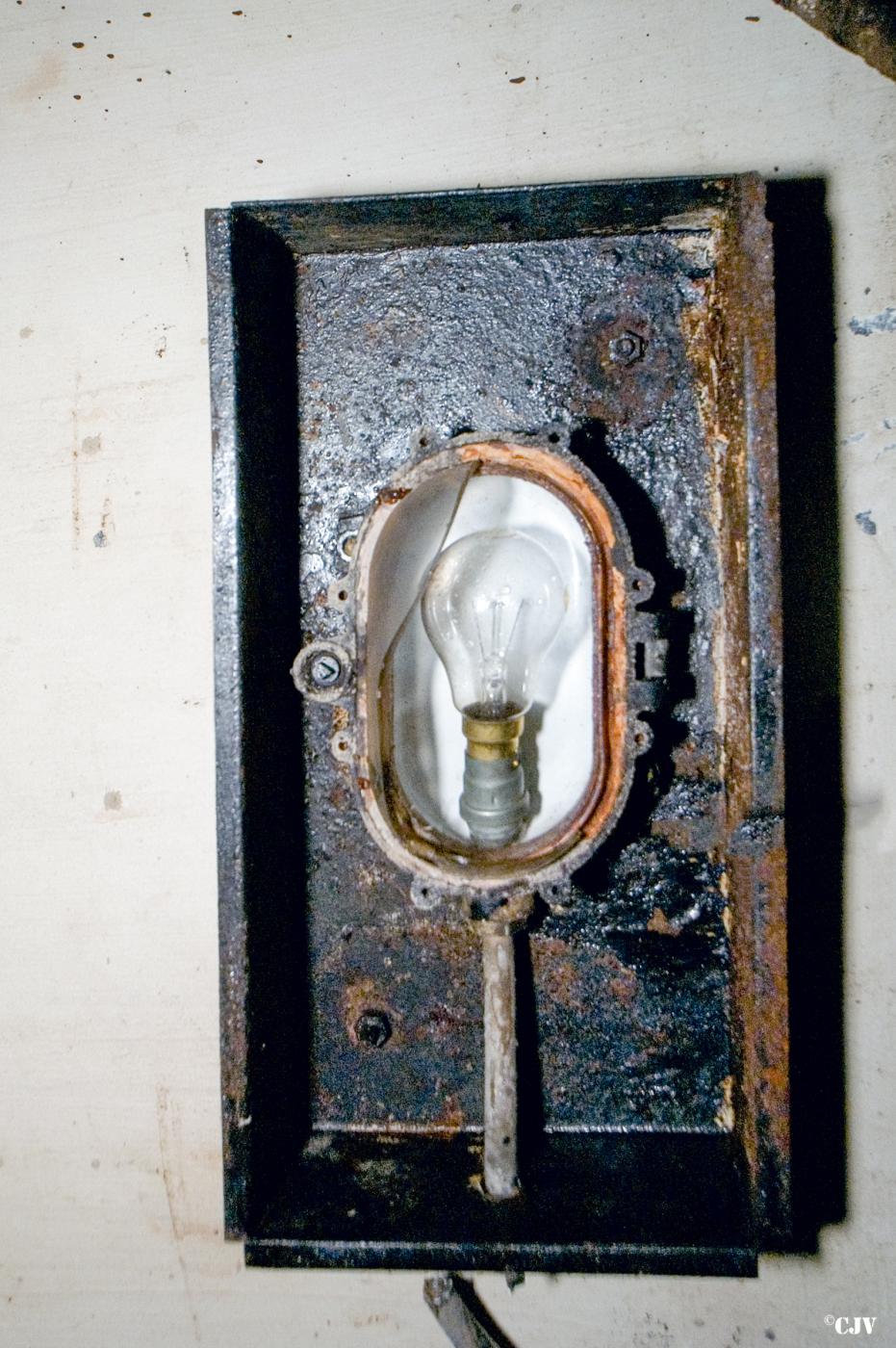 Ligne Maginot - MOLVANGE - A9 - (Ouvrage d'artillerie) - Bloc 1
Une lampe - Lia VERMEULEN