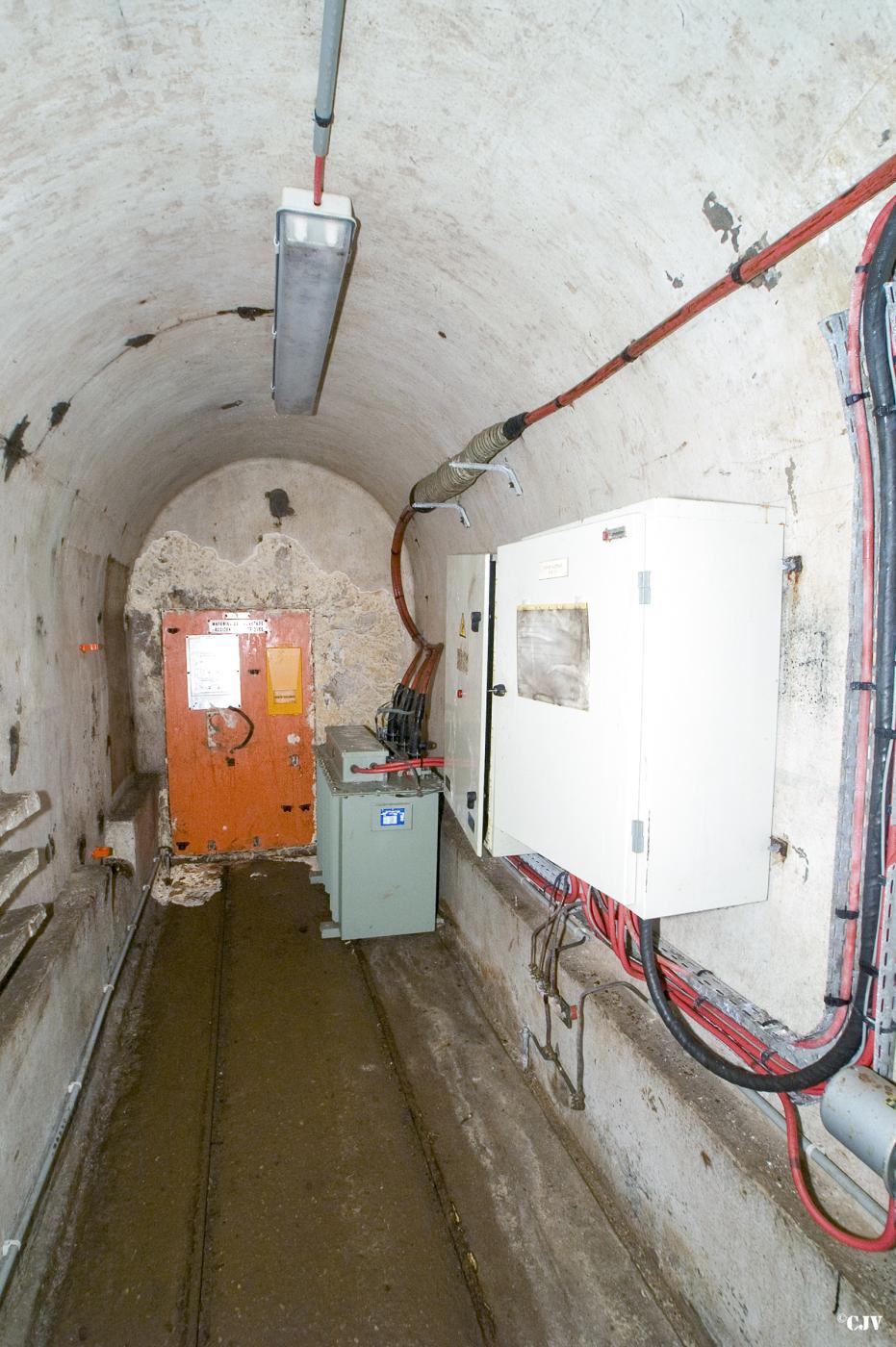 Ligne Maginot - MOLVANGE - A9 - (Ouvrage d'artillerie) - Bloc 2
Couloir avec du matériel 'moderne'
 - Lia VERMEULEN