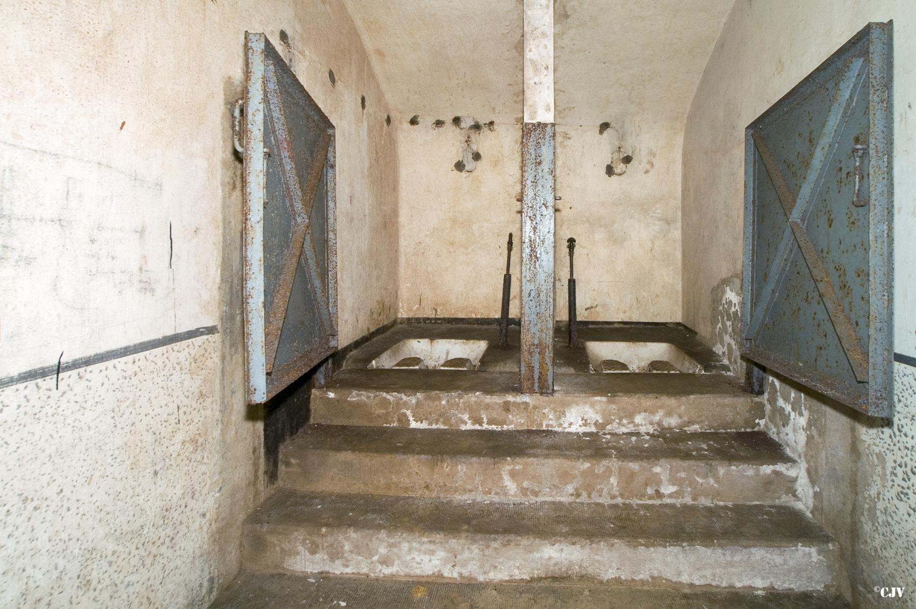 Ligne Maginot - MOLVANGE - A9 - (Ouvrage d'artillerie) - Bloc 2
Le PC de l'ouvrage
Les toilettes - Lia VERMEULEN