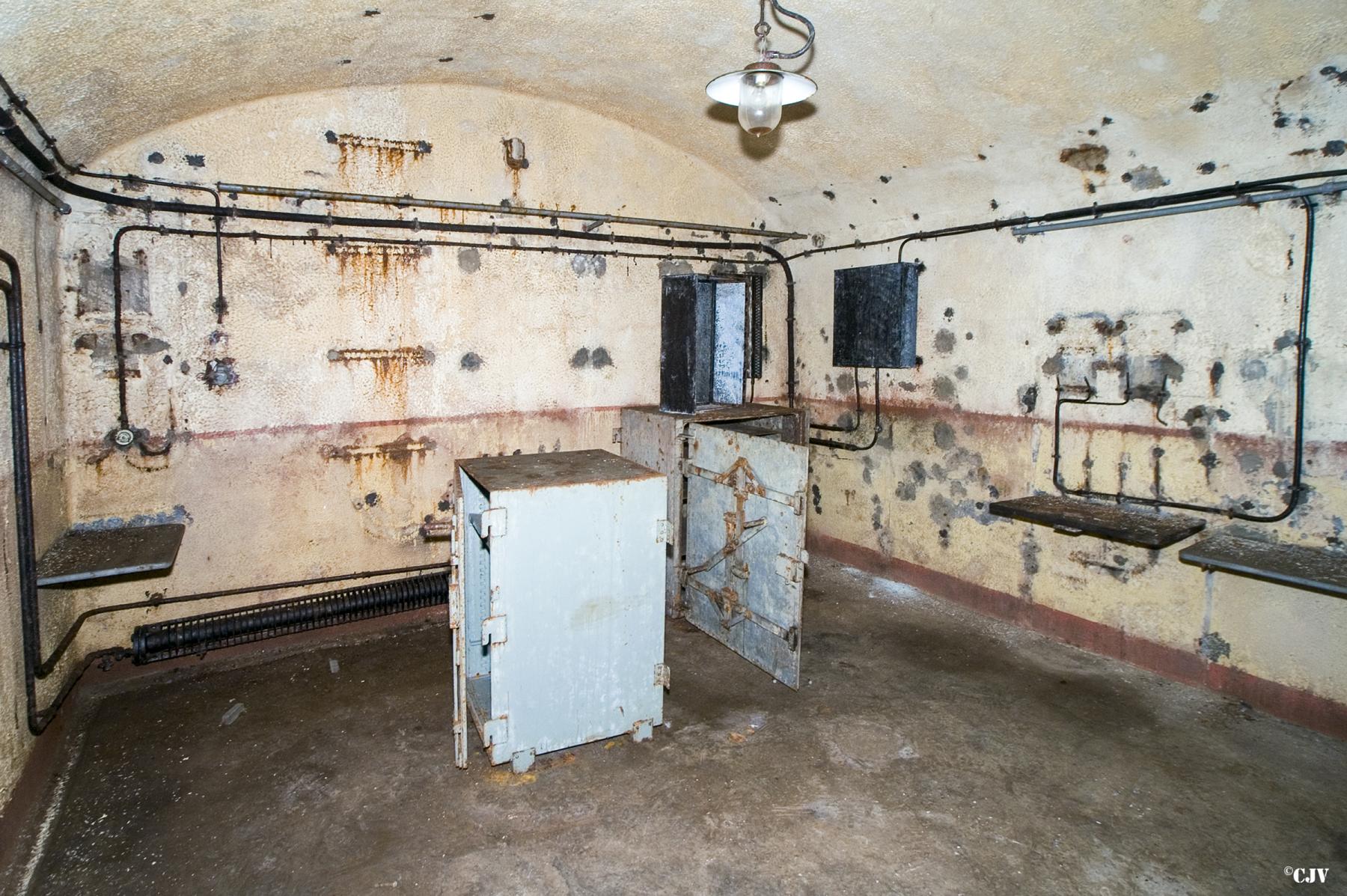 Ligne Maginot - MOLVANGE - A9 - (Ouvrage d'artillerie) - Bloc 2
Le PC de l'ouvrage, partie SRO ou SRI - Lia VERMEULEN