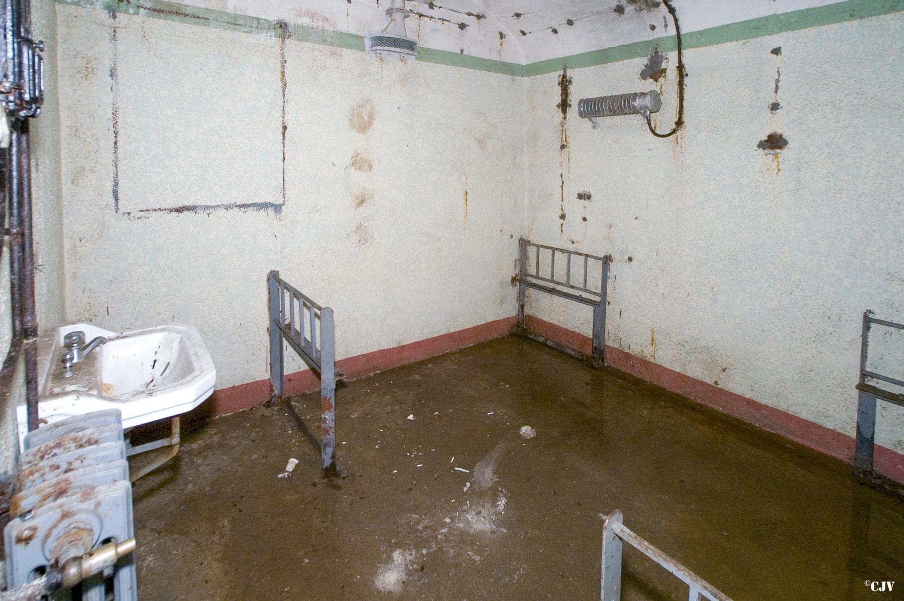 Ligne Maginot - MOLVANGE - A9 - (Ouvrage d'artillerie) - Bloc 2
Chambre officier du PC - Lia VERMEULEN