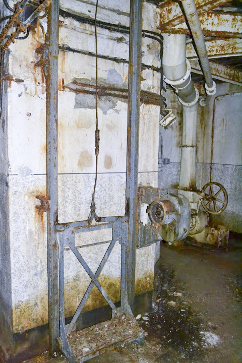 Ligne Maginot - MOLVANGE - A9 - (Ouvrage d'artillerie) - Bloc 3
Monte-charge entre les deux niveaux de la tourelle