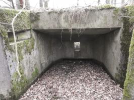 Ligne Maginot - SCHIRMENSTUDEN 10 - (Blockhaus pour arme infanterie) - La chambre de tir vers l'Ouest avec à gauche un créneau de défense vers l'arrière.