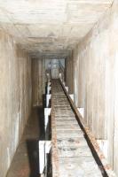 Ligne Maginot - MOLVANGE - A9 - (Ouvrage d'artillerie) - Bloc 4
Tourelle pour deux obusiers de 135 mm
Le tapis roulant transportant les douilles entre la tourelle et le toboggan de descente situé au niveau de l'escalier