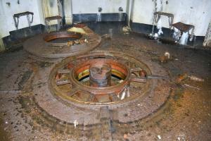 Ligne Maginot - MOLVANGE - A9 - (Ouvrage d'artillerie) - Bloc 5
Tourelle de 75mm R32.
Cette tourelle a été démontée par l'armée en 2006 au profit du musée de Fermont.