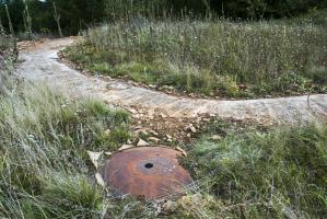 Ligne Maginot - MOLVANGE - A9 - (Ouvrage d'artillerie) - Bloc 7
Après le démontage des installations de télécommunications du PC de guerre, le sommet de la cloche GFM, emballée dans du plastique, apparait, ainsi que le dessus de la dalle bétonnée.