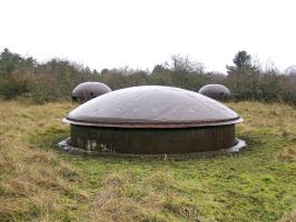 Ligne Maginot - MOLVANGE - A9 - (Ouvrage d'artillerie) - Bloc 8 
Tourelle de 75 mm modèle 33
A l’arrière plan les deux cloches GFM du bloc