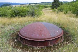 Ligne Maginot - MOLVANGE - A9 - (Ouvrage d'artillerie) - Bloc 8
La tourelle de 75 en batterie. On aperçoit en arrière-plan le réseau de barbelés qui entoure tous les blocs avant de l'ouvrage