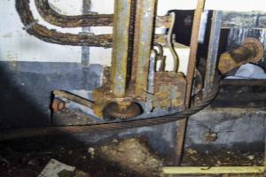 Ligne Maginot - MOLVANGE - A9 - (Ouvrage d'artillerie) - Treuil du plan incliné
Devant le local du treuil dans l'EM, ceci semble bien être les interrupteurs de fins de courses. Détail de la connexion par crémaillère au treuil.