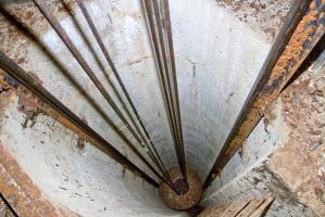 Ligne Maginot - MOLVANGE - A9 - (Ouvrage d'artillerie) - Plan incliné de l'entrée munitions
Puits du contrepoids du treuil principal.