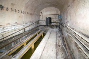Ligne Maginot - MOLVANGE - A9 - (Ouvrage d'artillerie) - Le garage des locotracteur au pied de l'entrée munitions
Au fond, la galerie menant aux forages d'entrée des cables
