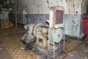 Ligne Maginot - MOLVANGE - A9 - (Ouvrage d'artillerie) - L'usine électrique
Les restes du groupe électrogène à moteur CLM 2PJ65