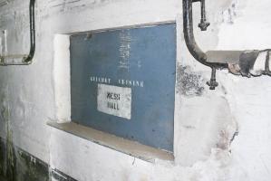Ligne Maginot - MOLVANGE - A9 - (Ouvrage d'artillerie) - Guichet de la cuisine dans la galerie du casernement
L'inscription Mess Hall rappelle l'utilisation du casernement par la 4th ATAF de l'OTAN