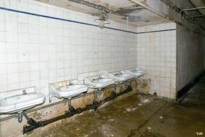 Ligne Maginot - MOLVANGE - A9 - (Ouvrage d'artillerie) - Casernement
Lavabos dans la galerie