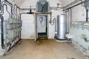 Ligne Maginot - MOLVANGE - A9 - (Ouvrage d'artillerie) - Tableau électrique de la cuisine et le transformateur  abaissant le 400V triphasé distribué dans l'ouvrage en 220 V triphasé nécessaire pour les équipements de la cuisine 