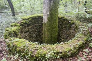 Ligne Maginot - MOLVANGE - A9 - (Ouvrage d'artillerie) - Puits sur le remblai à proximité de l'entrée des munitions. Leur origine et raison reste source de débat ...