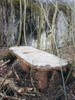 Ligne Maginot - MOLVANGE - A9 - (Ouvrage d'artillerie) - Entrée des hommes 
Table et bancs en fer et béton à proximité immédiate de l'entrée. Sans doute construite après guerre ?