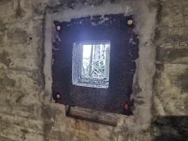 Ligne Maginot - BOIS DE PONTPIERRE NORD - (Blockhaus pour arme infanterie) - Vue intérieur de la trémie pour mitrailleuse Hotchkiss. Le support de l'arme est absent. 