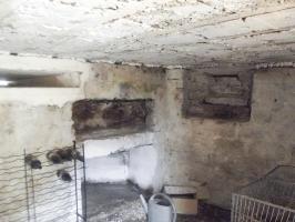 Ligne Maginot - B7 - LA FERTE EST - (Blockhaus pour arme infanterie) - Vue interne coin coté droit. La niche au milieu du mur est du fait du propriétaire actuel, la réservation en bas a la même physionomie que les créneaux pour FM présents dans le village 