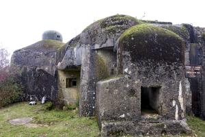 Ligne Maginot - MARGUT - (Casemate d'infanterie - Simple) - Vue latérale de façade avec la chambre de tir. Au premier plan la protection bétonnée pour le projecteur