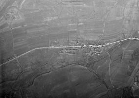 Ligne Maginot - MONTLIBERT - (Casernement) - Les baraquements sont parfaitement visibles au centre de la photo, à coté du village de Montlibert.
Les réseaux autour de la casemate de Sapogne sont visibles en haut à gauche