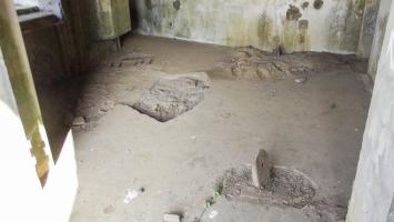 Ligne Maginot - MY1 - VILLY OUEST - (Casemate d'artillerie) - Vue depuis l'entrée de la chambre de tir , on remarquera les fixations servant à caler l'affut bi flèche modèle 1933, la fosse permettant le tir avec hausse élevée (pour le recul de la culasse) 