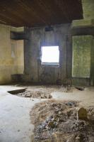 Ligne Maginot - MY1 - VILLY OUEST - (Casemate d'artillerie) - La chambre de tir
Le créneau de 75 avec l'un des ancrages pour les bêches du canon au premier plan