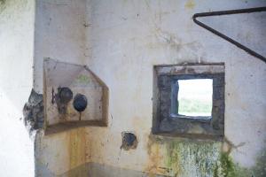 Ligne Maginot - MY1 - VILLY OUEST - (Casemate d'artillerie) - L'entrée du personnel
Le créneau de défense rapprochée et une goulotte à grenades