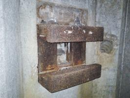 Ligne Maginot - MY3 - (Blockhaus lourd type STG / STG-FCR - Simple) - Détail de la Trémie Condé. Les deux volets coulissants obturateurs sont manquants.