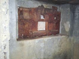 Ligne Maginot - MY3 - (Blockhaus lourd type STG / STG-FCR - Simple) - Chambre d'observation. 
Le créneau d'observation a été équipé d'une trémie Pamart-Lemaigre. L’œilleton droit est resté bloqué en position relevée. Le volet obturateur coulissant droit a subsisté alors que celui de gauche a disparu. Toutes les ouvertures ont été bouchées avec du ciment.