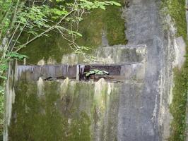 Ligne Maginot - MY4 - (Blockhaus lourd type STG / STG-FCR - Simple) - Créneau d'observation. (... à noter, pilier du fer vertical au centre...)
