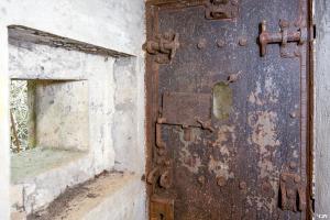 Ligne Maginot - MY10 - (Blockhaus lourd type STG / STG-FCR - Double) - La porte d'entrée avec créneau de défense de l'entrée
Le cuirassement de ce créneau n'est pas en place