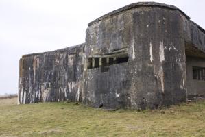 Ligne Maginot - MY14 - (Blockhaus lourd type STG / STG-FCR - Double) - Ce créneau d'observation, non cuirassé (comme le reste de l'ouvrage) devait permettre également le positionnement d'une arme, comme en témoigne le décrochement visible en son centre.