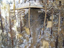 Ligne Maginot - SAPOGNE - (Ouvrage d'infanterie) - Impact d'entrée d'un obus Röchling dit obus javelot (essai de 1942 sur la casemate)