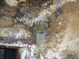 Ligne Maginot - SAPOGNE - (Ouvrage d'infanterie) - Impact de fin de course d'un obus Röchling dit obus javelot (essai de 1942 sur la casemate) le mur est celui de devant, l'obus à traversé la casemate de part en part.