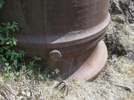 Ligne Maginot - VELOSNES - (Ouvrage d'artillerie) - Bloc 6
Entrée mixte
La base du cuvelage de la cloche GFM de gauche mis à nu par la tentative de récupération