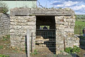 Ligne Maginot - VILLY 2A - MAISON LOUIS LEON - (Blockhaus pour canon) - Entrée du bloc. On voit bien le créneau sur la face opposée