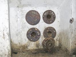 Ligne Maginot - 84 - (Chambre de coupure) - Les entrées des cables souterrains
Noter celle obturée et le presse étoupe devant assurer l'étanchéité de celles utilisées