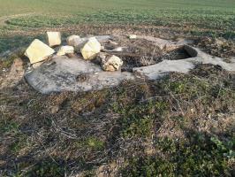 Ligne Maginot - MT11 - (Cuve pour arme d'infanterie) - Emplacement au dessus d'une petite route en campagne... Fort délabré.