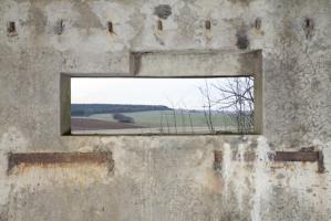 Ligne Maginot - MB9 - HARNEVAUX - (Blockhaus pour canon) - Vue depuis la chambre de tir
On distingue un autre ouvrage, similaire au travers du créneau 